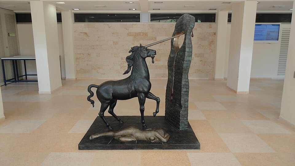 Photo of Dalí's sculpture, Unicorn, taken from the front